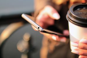 スマホを操作する手