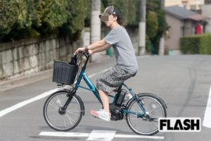 電動自転車に乗るビートたけしの妻