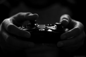 ゲームのコントローラーを持つ手