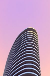 夕陽に染まるマンション