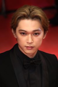 吉沢亮がスーツを着ている写真