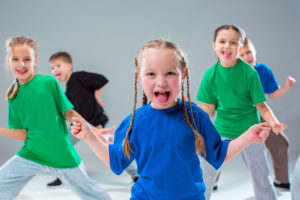 ダンスをする子供達