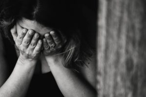 顔を手で覆い泣いている女性