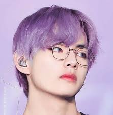 紫色の髪色をしたキムテヒョン