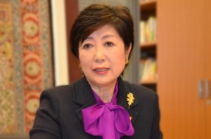 紫のリボンをつけた小池百合子