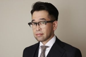 スーツ姿の槇原敬之