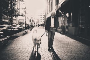 犬を散歩させる男性