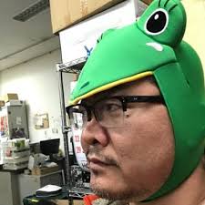 カエルの被り物を被った川浪ナミヲ