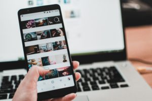 スマートフォンでSNSを見ている画像