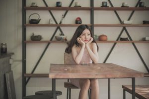 考え事をしている女性