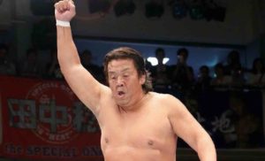 右手を上げる長州力