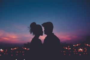 見つめ合う男女の後ろ姿