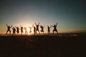 大人数のグループがジャンプをしているシルエット