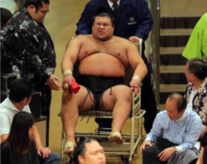 車椅子に乗る高安関