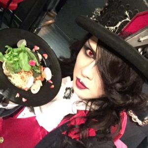 料理を手に持つローズ伯爵