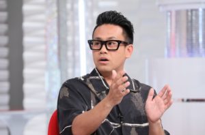 黒いメガネをかけた宮川大輔