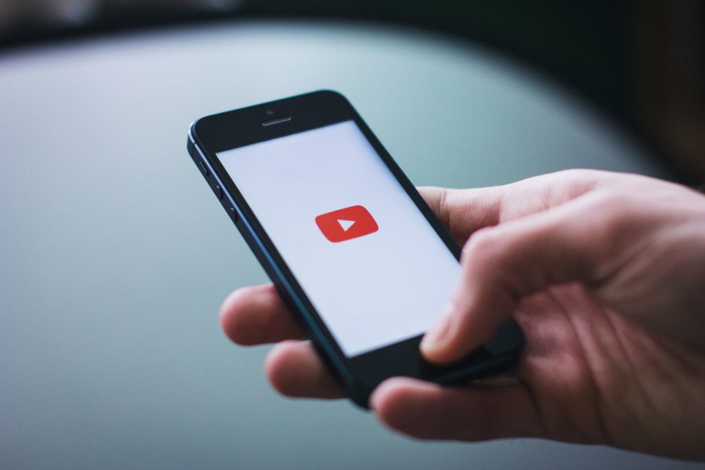 スマートフォンのYouTube画面