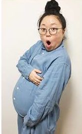 大きなお腹で妊娠を報告する江上敬子