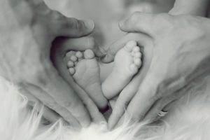 両親の手と子供の足