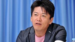 ジャケットを着た堀江貴文