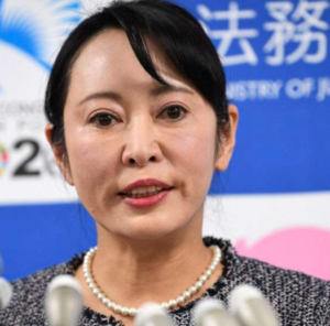 マイクの前に立つ森まさこ法務大臣