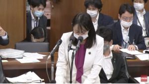 法務委員会に出席する森まさこ大臣