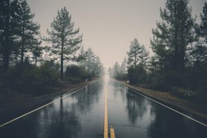 雨が降っている道路