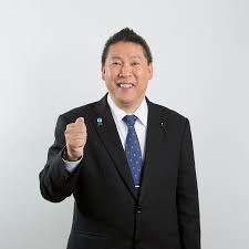 ガッツポーズをする立花孝志