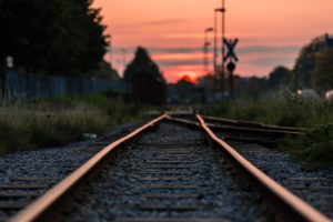 夕方の電車の線路