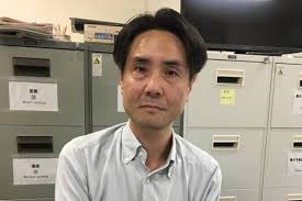 カメラ目線の高木啓之