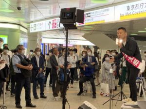 新宿駅で演説をする山本太郎