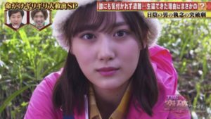 カメラをじっと見つめる山下美月