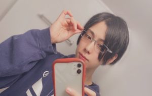 眼鏡をかけて自撮りする山内大輔