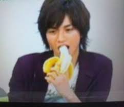 バナナを食べる中島健人